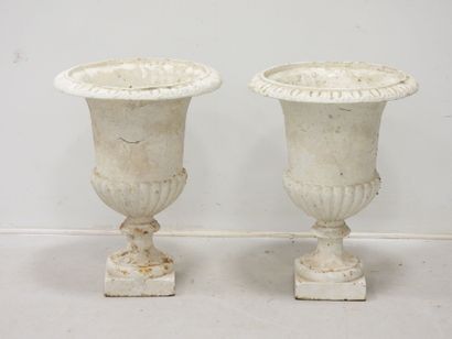 PAIRE DE VASES MEDICIS en fonte laquée blanche....