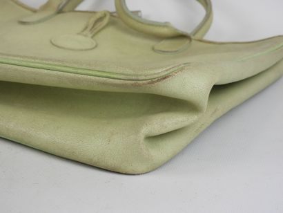LONGCHAMP - Paris. Sac à main en cuir vert...
