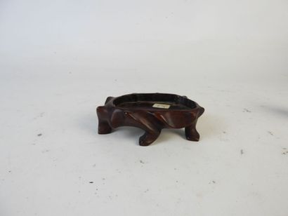 CHINE : Éléphant en jade sur socle en bois....