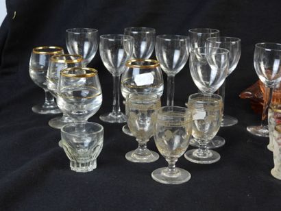 PLATEAU ET 20 VERRES A DIGESTIF en verre...
