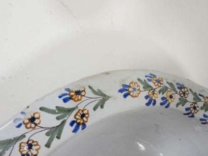 ROUEN - Bassin de bidet en faïence à décor...