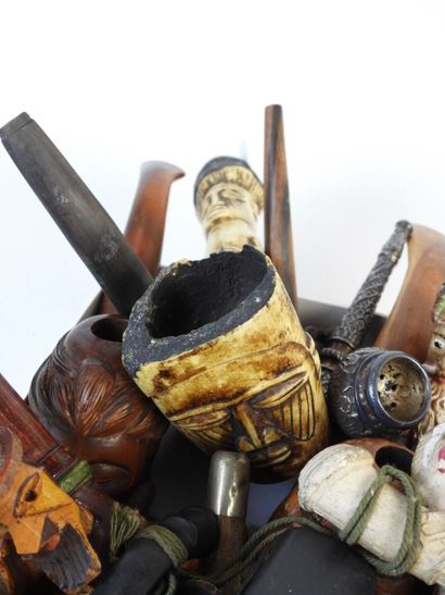 1 CARTON DE PIPES ET DE BOITES A TABAC en...