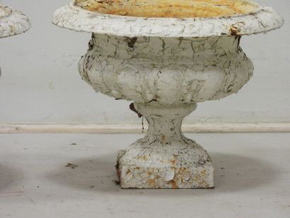 PAIRE DE VASES MEDICIS en fonte laquée blanche....
