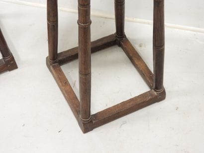 Paire de tabourets de Chantre en chêne mouluré,...