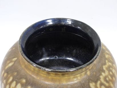 VASE pansu en grès émaillé, signé au revers...