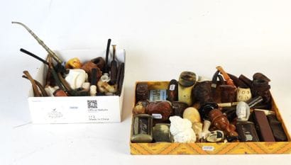 2 CARTONS DE PIPES, BOITES A TABAC ET BRIQUETS...