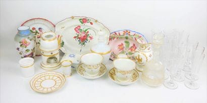 Réunion d'objets en porcelaine, faïence,...