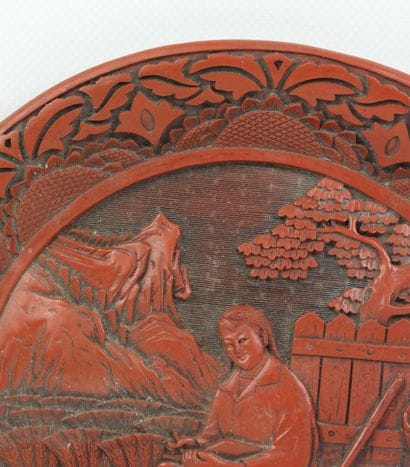 CHINE - Assiette façon laque rouge à décor...