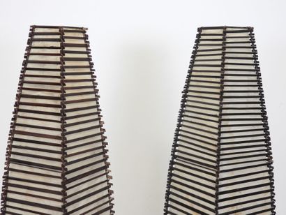 PAIRE DE LAMPADAIRES en lames de bambou et...
