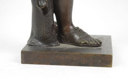 Sujet en bronze à patine brune représentant...
