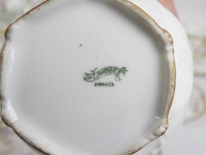 LIMOGES - Partie de service à thé en porcelaine...