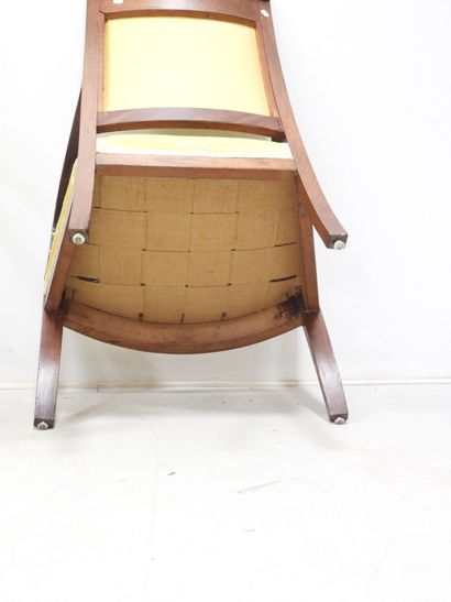 PAIRE DE FAUTEUILS en acajou et placage d'acajou...