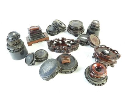 ASIE : 25 petits socles en bois. L. : de...