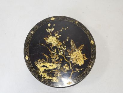 CHINE. Table basse circulaire en bois laqué...