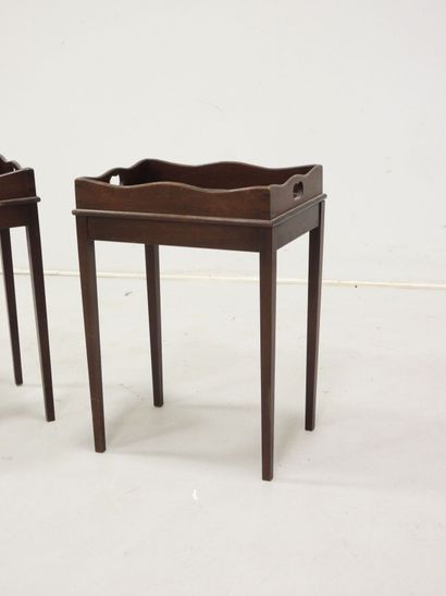 Paire de petites tables d'appoint en acajou...