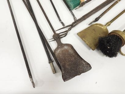 Nécessaires de cheminée en laiton et fer...
