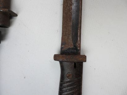 Trois baïonnettes dont une baïonnette allemande...