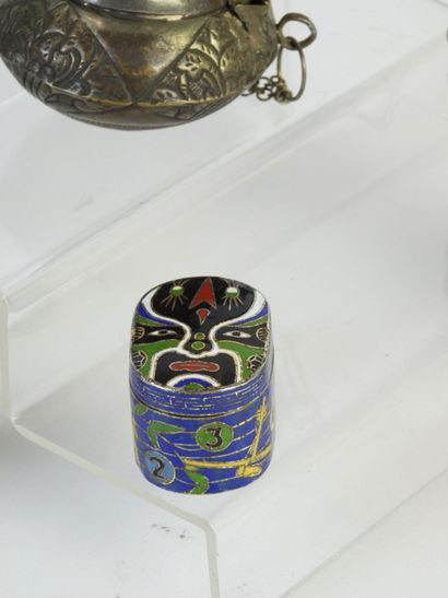 Réunion d'une boite à bétel en métal argentifère...