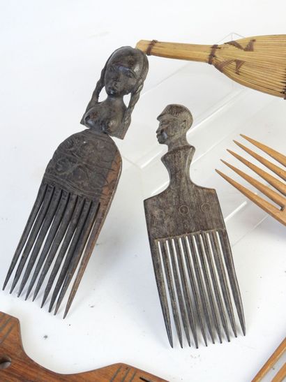 Lot de six peignes anciens en bois d'Afrique...