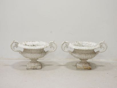 PAIRE DE VASES MEDICIS en fonte laquée blanche....