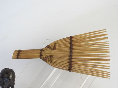 Lot de six peignes anciens en bois d'Afrique...