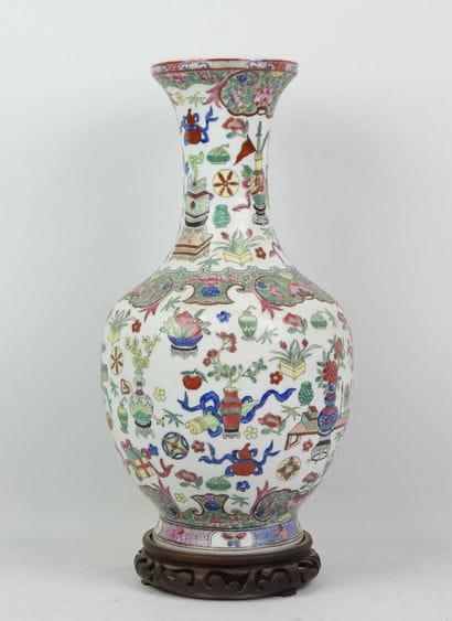 CHINE : Vase balustre en porcelaine polychrome...