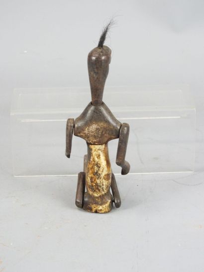 LOMBOK, Indonésie.
Deux statuettes en os...