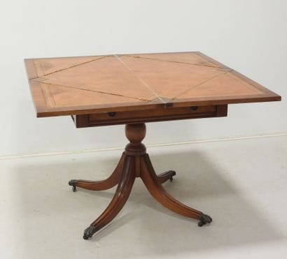 Table à jeu dite mouchoir en bois ouvrant...