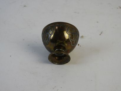 CHINE : 3 petits bols en bronze à décor de...