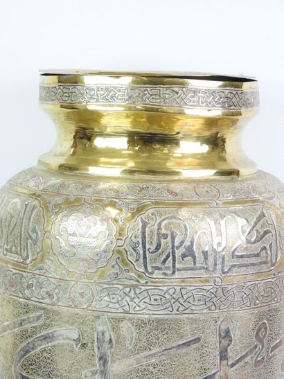 SYRIE - Grand vase en laiton à décor d'inscriptions...