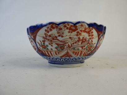 JAPON : Saladier polylobé en porcelaine Imari...