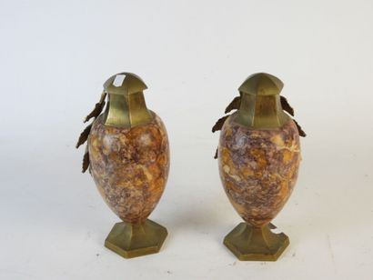 GARNITURE DE CHEMINEE en marbre violet, bronze...