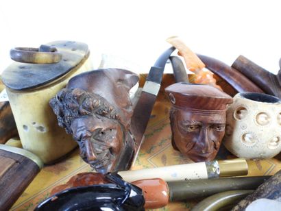 2 CARTONS DE PIPES, BOITES A TABAC ET BRIQUETS...