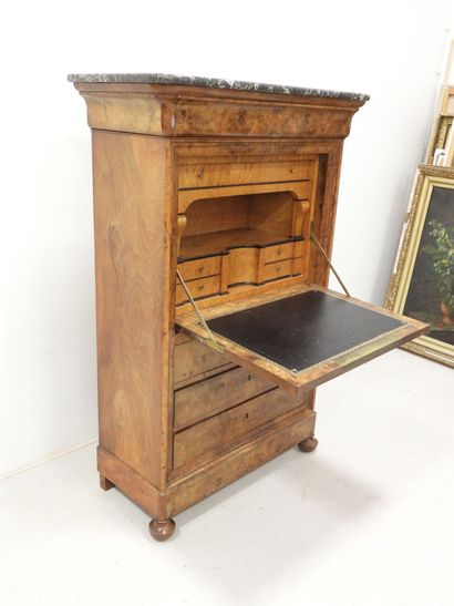SECRETAIRE en placage de loupe de noyer ouvrant...