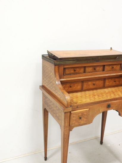 Bureau de pente en bois et placage à décor...