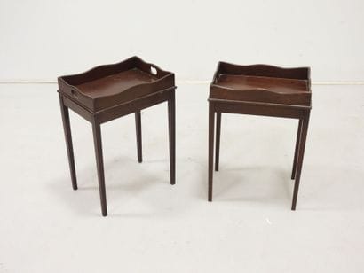 Paire de petites tables d'appoint en acajou...