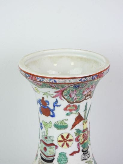 CHINE : Vase balustre en porcelaine polychrome...
