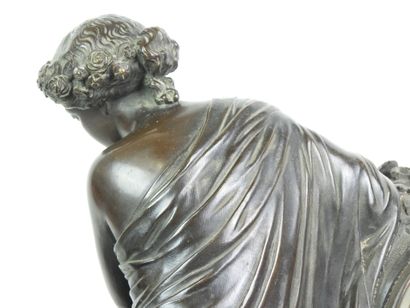 Pendule en bronze, le cadran circulaire émaillé...