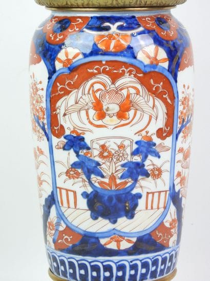 JAPON - Vase monté lampe en porcelaine à...