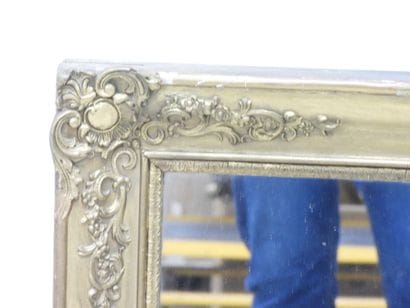 MIROIR en bois et stuc doré. 88 x 70 cm (accidents...