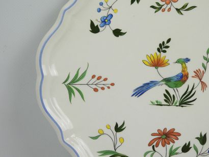 GIEN - Plat chantourné en porcelaine modèle...