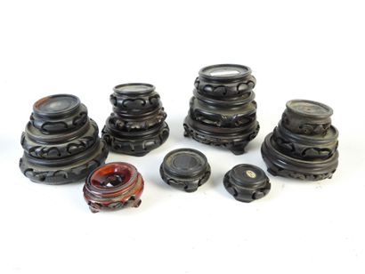 ASIE : 25 petits socles en bois. L. : de...