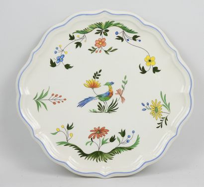 GIEN - Plat chantourné en porcelaine modèle...