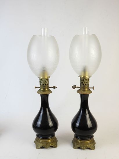 Paire de lampes à pétrole en verre peint...