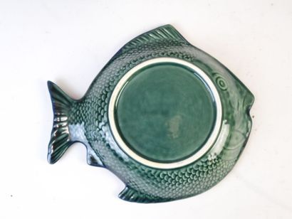 8 ASSIETTES POISSONS en céramique bleue émaillée....