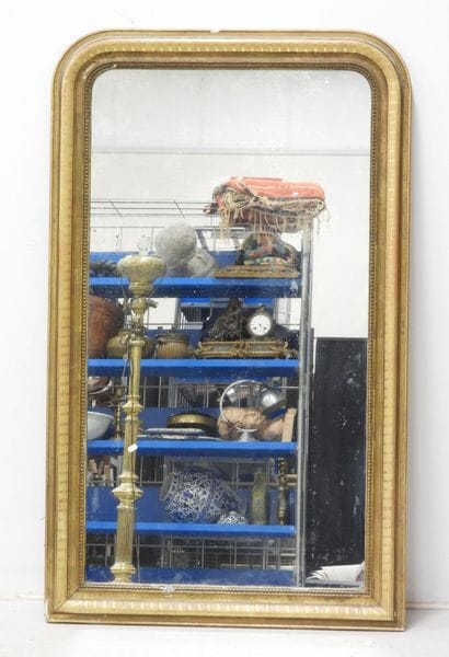 Miroir en bois et stuc doré à décor de rang...