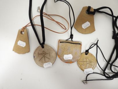 Lot de cinq pendentifs en céramique, avec...