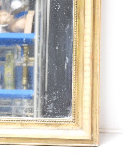 Miroir en bois et stuc doré à décor de rang...