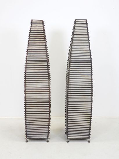 PAIRE DE LAMPADAIRES en lames de bambou et...