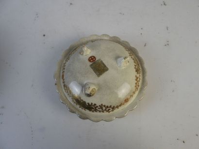 JAPON : Saladier polylobé en porcelaine Imari...